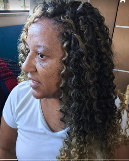 Entrelace com cachos definidos e mechas loiras