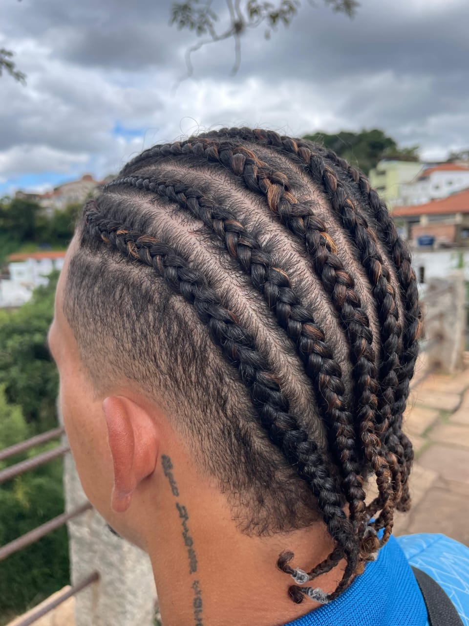 Nagô masculino com mechas em tom castanho claro