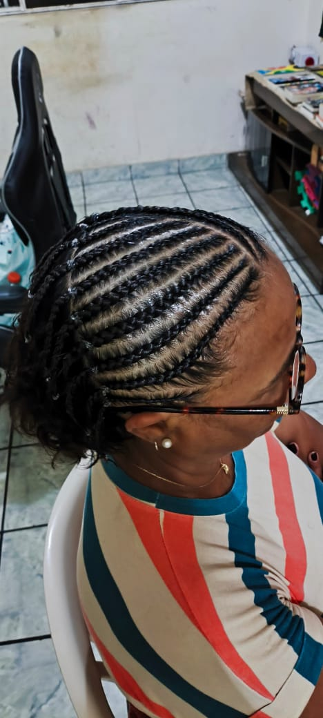 Nagô feminino em diagonal com pontas soltas