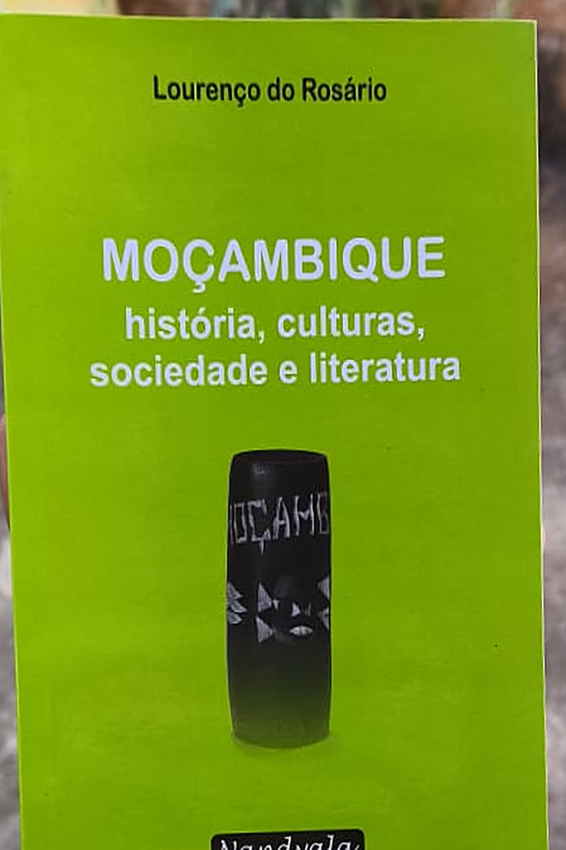 Capa do livro Moçambique: História, Culturas, Sociedade e Literatura