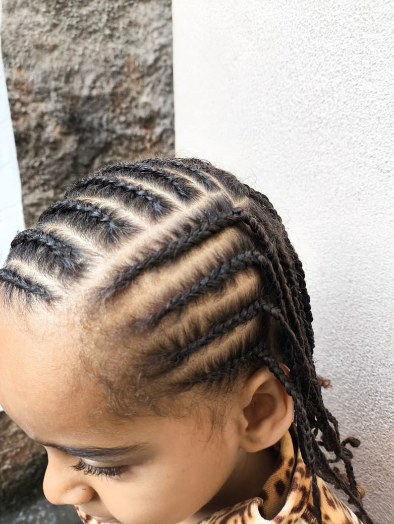 Nagô infantil em diagonal com pontas soltas na lateral