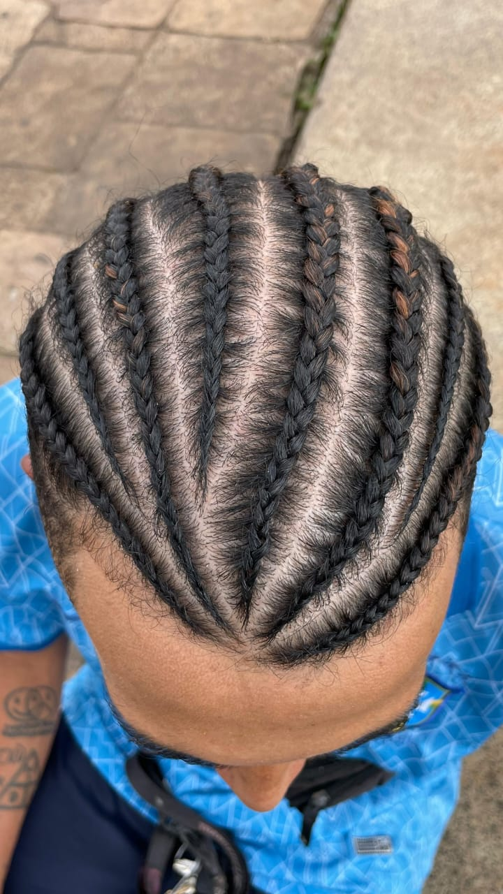 Nagô masculino com desenho em espinha central e mechas castanhas
